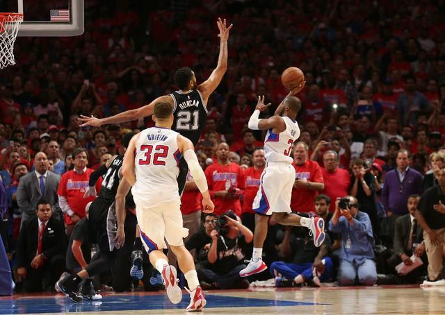 NBA湖人加时争议三分绝杀快船终结四连胜登顶引热议
